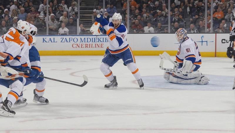 Kings pull away from Islanders with penalty kill