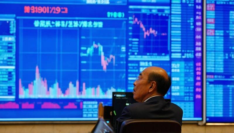 Asian stocks fall as concerns about growth cloud outlook