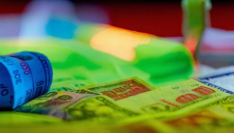 Dollar falls as traders bet on Fed rate cuts