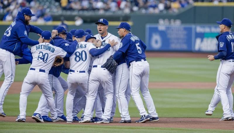 Mariners win 10th consecutive game against Royals