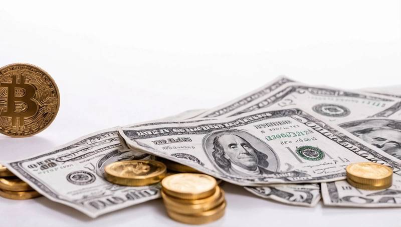 Investors weigh US interest rate outlook as the dollar strengthens and gold falls