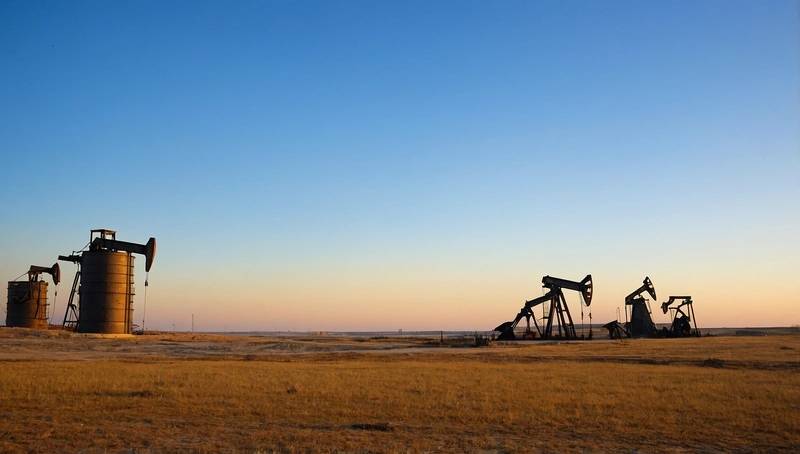 Oil prices stabilize after Ukraine peace talks drive them to a one-month low