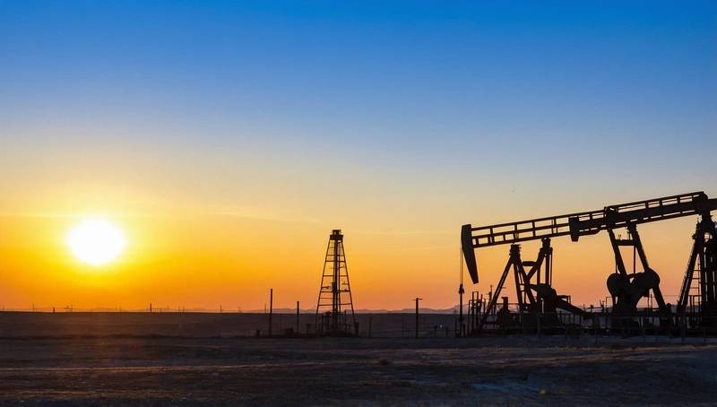 Oil prices hold at two-week highs due to geopolitical risk and an expected US rate reduction