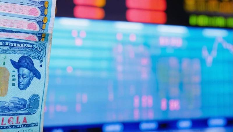 Dollar drops on trade war risks as stocks in Asia plummet