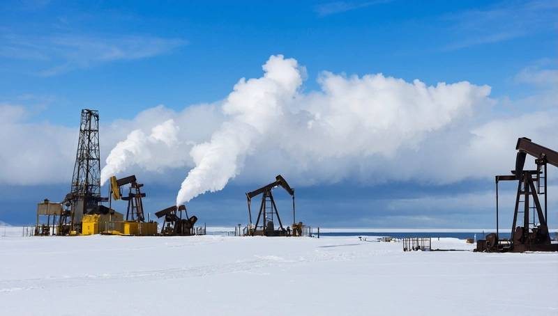 Oil prices fluctuate as US supply concerns persist after winter storm